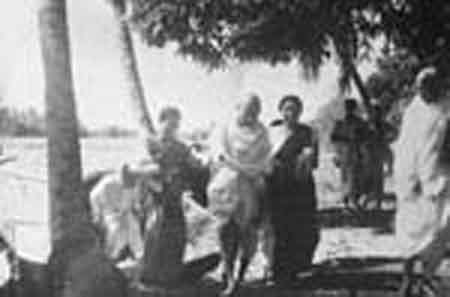 Photograph of Gandhiji while aliting from a Country Boat at Baderkhali 4th Feb., 1947.jpg